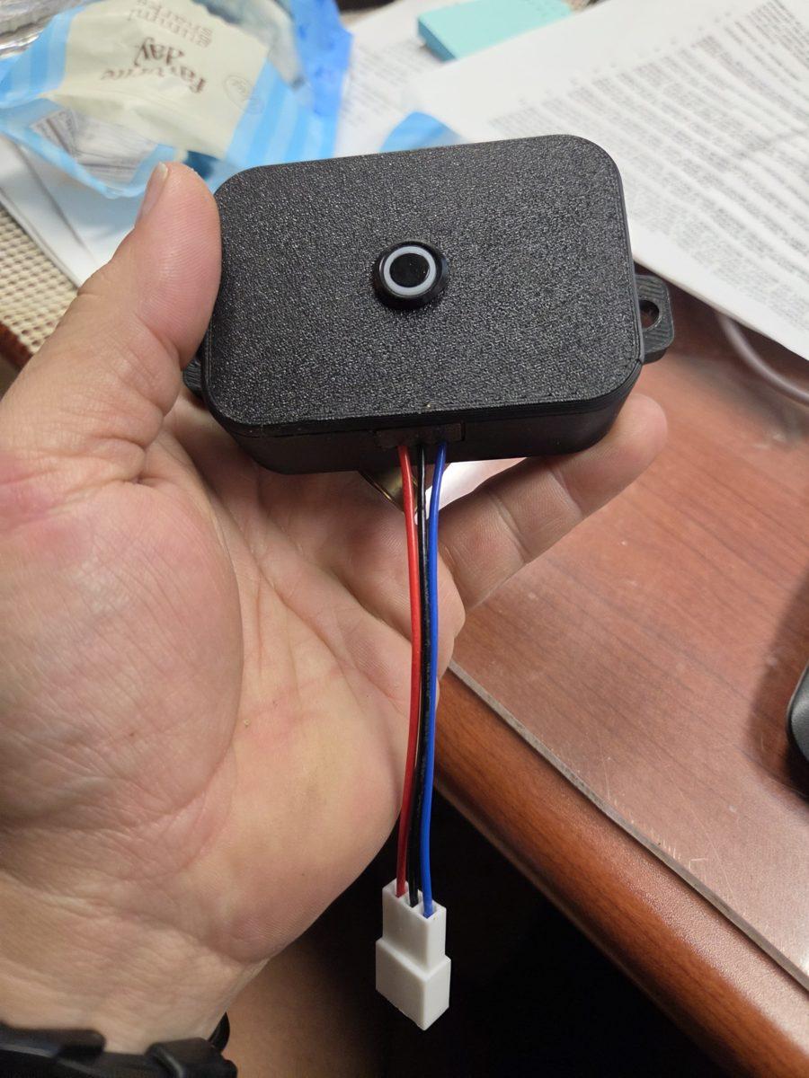 Steamer Power Guardian in hand, front face and its three wires